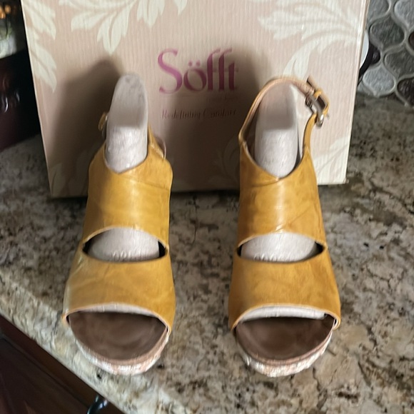 Sofft Corrina size 8 Euro 39 lemon yellow new sandals - Picture 2 of 4